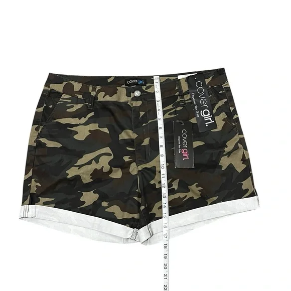 Covergirl Women's Cotton Camo Print Roll-Hem Cargo Shorts Size: 22W - Picture 3 of 6